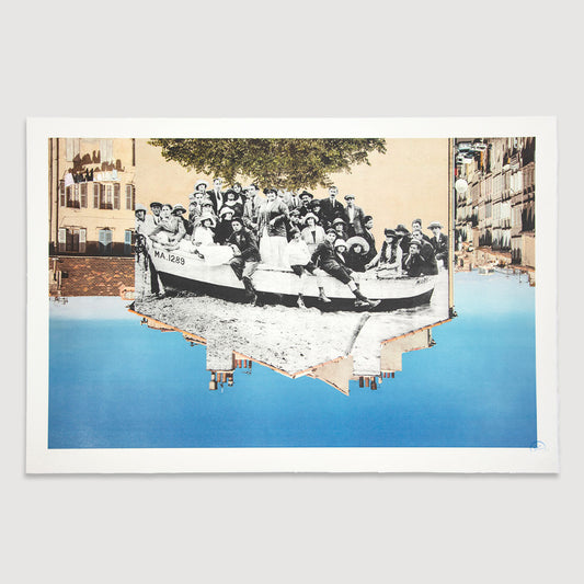 Unframed, un groupe posant dans une barque amarrée sur la plage revu par JR, Marseille vers 1930, Marseille, France