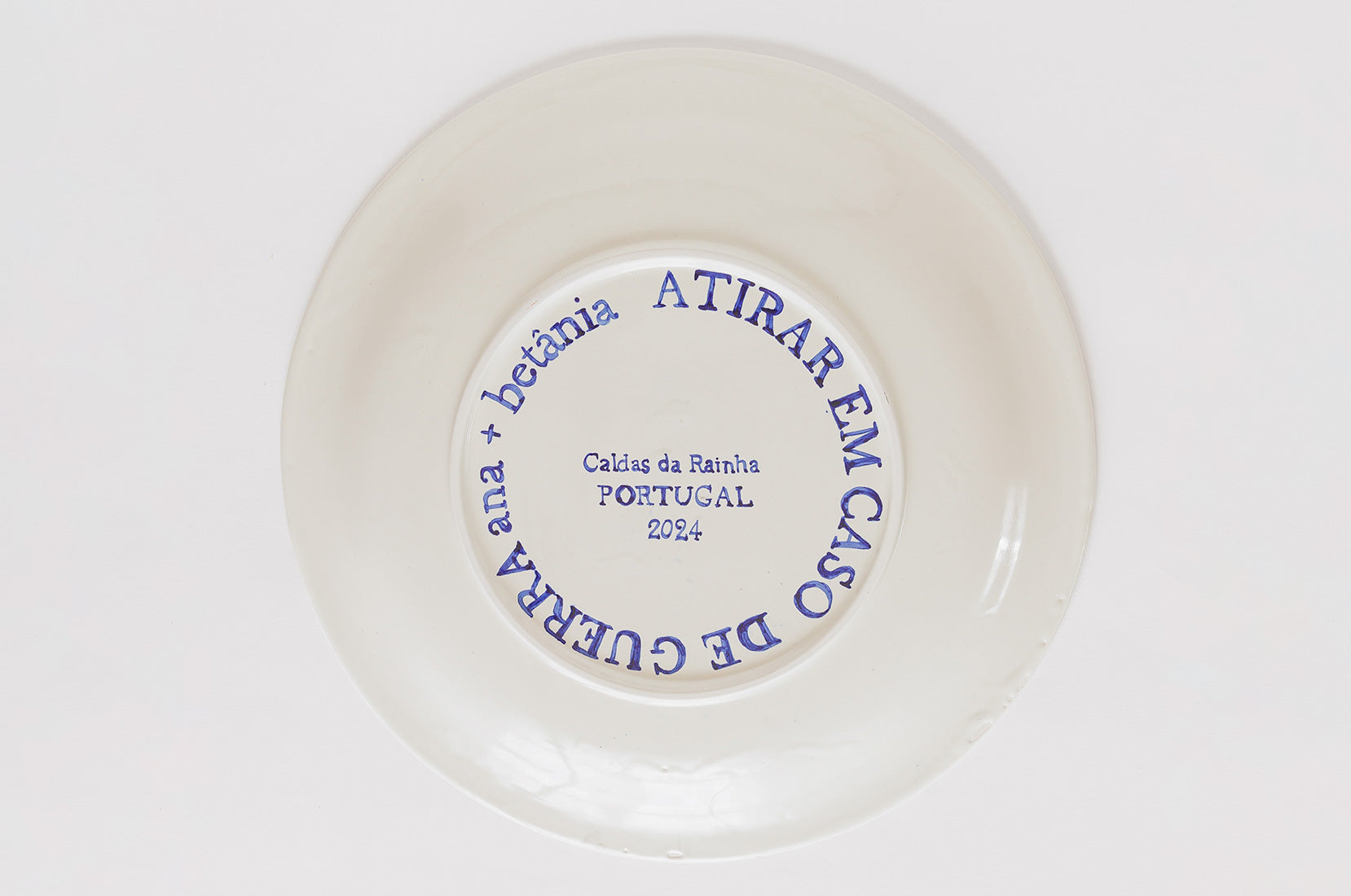 Back view of TUDO PASSA ceramic plate with artist stamp and markings by Ana Betânia, Underdogs Gallery Lisbon