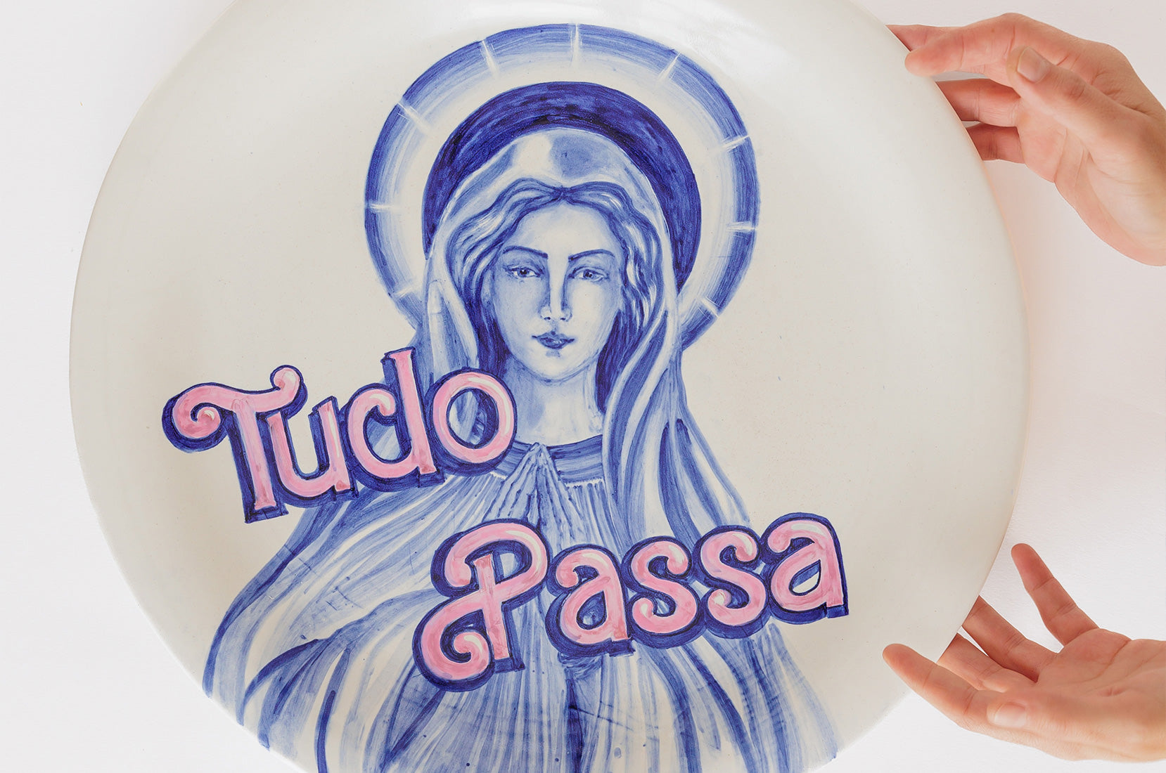 TUDO PASSA ceramic plate held in hands showing scale and detail by Ana Betânia, Underdogs Gallery Lisbon