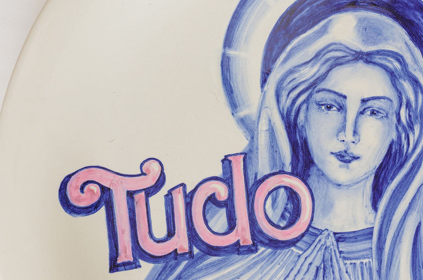 Detail close-up of TUDO PASSA lettering and illustration on ceramic plate by Ana Betânia, Underdogs Gallery Lisbon